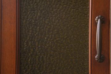 ヴィンテージ家具 フランスビンテージ マホガニー材 色付きガラス エレガントな佇まいが魅力のカップボード(食器棚、キャビネット、収納棚、戸棚)(R-040238)