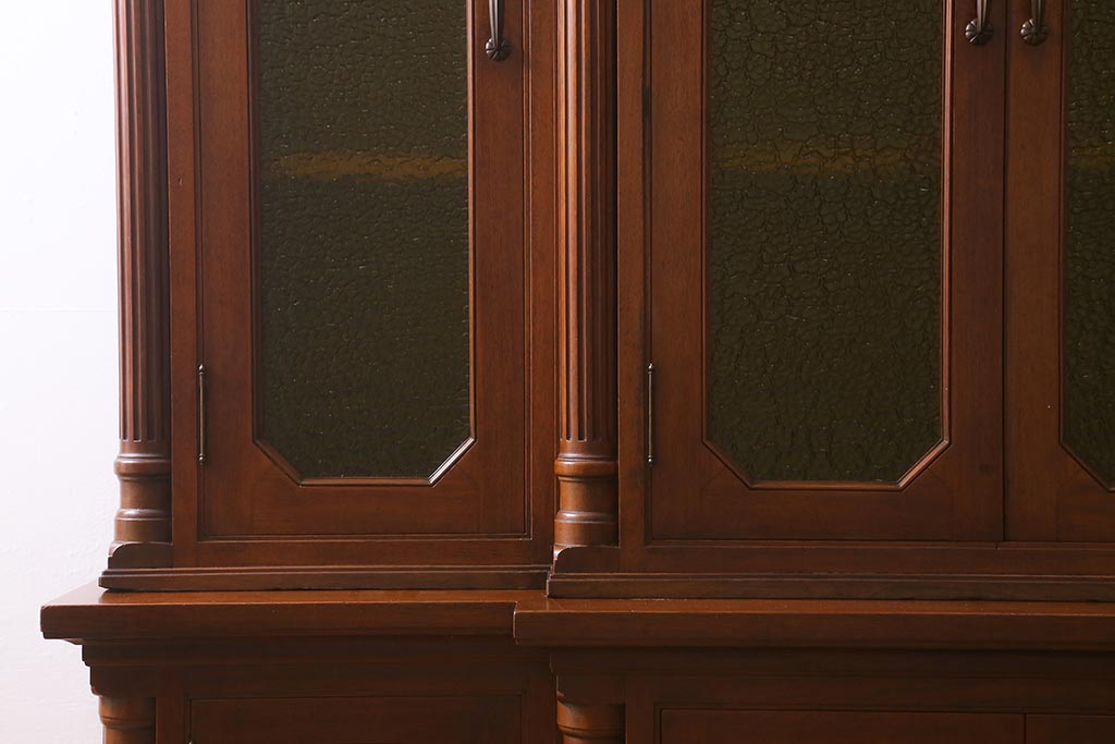 ヴィンテージ家具 フランスビンテージ マホガニー材 色付きガラス エレガントな佇まいが魅力のカップボード(食器棚、キャビネット、収納棚、戸棚)(R-040238)