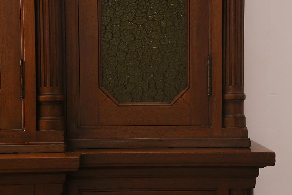 ヴィンテージ家具 フランスビンテージ マホガニー材 色付きガラス エレガントな佇まいが魅力のカップボード(食器棚、キャビネット、収納棚、戸棚)(R-040238)