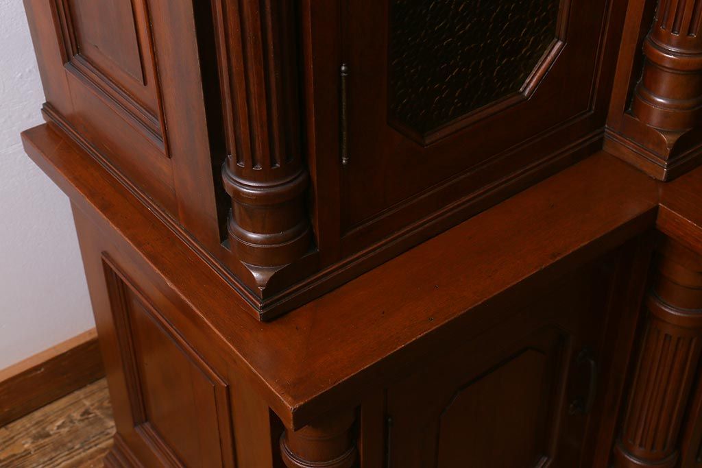 ヴィンテージ家具 フランスビンテージ マホガニー材 色付きガラス エレガントな佇まいが魅力のカップボード(食器棚、キャビネット、収納棚、戸棚)(R-040238)