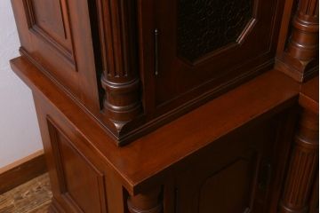 ヴィンテージ家具 フランスビンテージ マホガニー材 色付きガラス エレガントな佇まいが魅力のカップボード(食器棚、キャビネット、収納棚、戸棚)(R-040238)