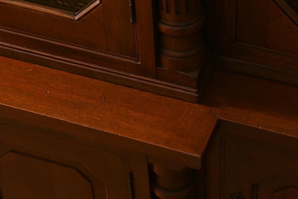 ヴィンテージ家具 フランスビンテージ マホガニー材 色付きガラス エレガントな佇まいが魅力のカップボード(食器棚、キャビネット、収納棚、戸棚)(R-040238)