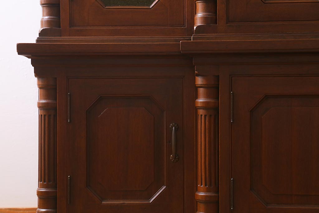 ヴィンテージ家具 フランスビンテージ マホガニー材 色付きガラス エレガントな佇まいが魅力のカップボード(食器棚、キャビネット、収納棚、戸棚)(R-040238)