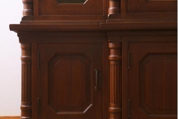 ヴィンテージ家具 フランスビンテージ マホガニー材 色付きガラス エレガントな佇まいが魅力のカップボード(食器棚、キャビネット、収納棚、戸棚)(R-040238)