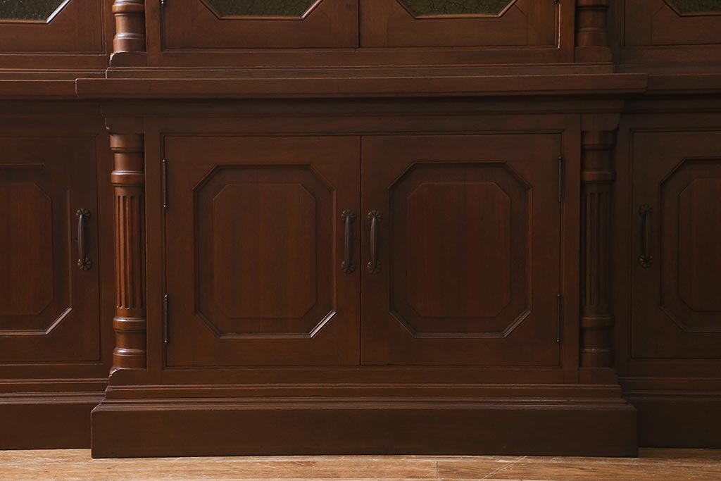 ヴィンテージ家具 フランスビンテージ マホガニー材 色付きガラス エレガントな佇まいが魅力のカップボード(食器棚、キャビネット、収納棚、戸棚)(R-040238)