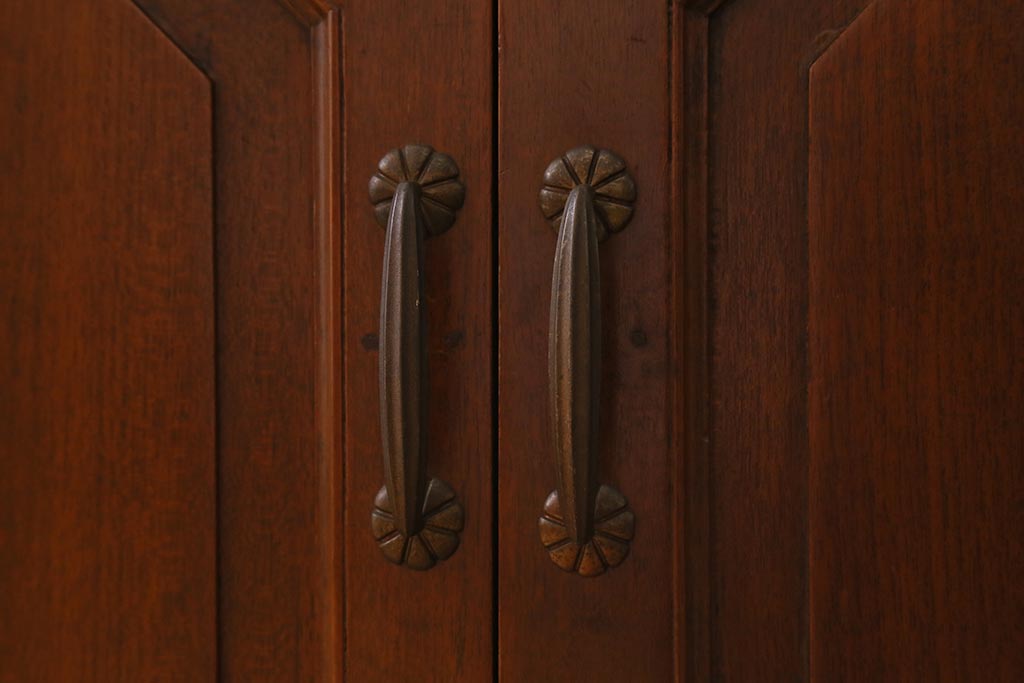 ヴィンテージ家具 フランスビンテージ マホガニー材 色付きガラス エレガントな佇まいが魅力のカップボード(食器棚、キャビネット、収納棚、戸棚)(R-040238)