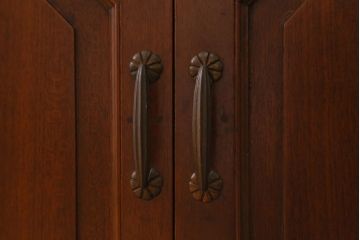 ヴィンテージ家具 フランスビンテージ マホガニー材 色付きガラス エレガントな佇まいが魅力のカップボード(食器棚、キャビネット、収納棚、戸棚)(R-040238)