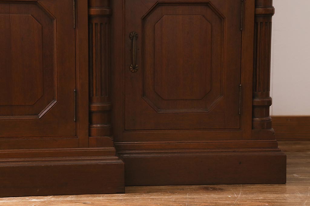 ヴィンテージ家具 フランスビンテージ マホガニー材 色付きガラス エレガントな佇まいが魅力のカップボード(食器棚、キャビネット、収納棚、戸棚)(R-040238)