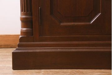 ヴィンテージ家具 フランスビンテージ マホガニー材 色付きガラス エレガントな佇まいが魅力のカップボード(食器棚、キャビネット、収納棚、戸棚)(R-040238)