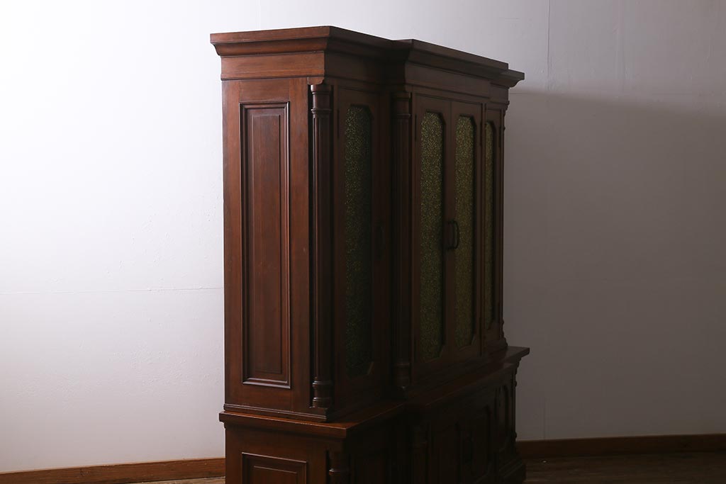 ヴィンテージ家具 フランスビンテージ マホガニー材 色付きガラス エレガントな佇まいが魅力のカップボード(食器棚、キャビネット、収納棚、戸棚)(R-040238)