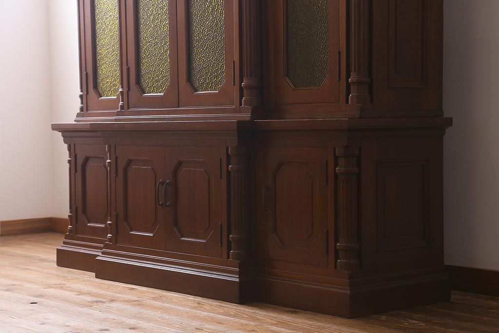 ヴィンテージ家具 フランスビンテージ マホガニー材 色付きガラス エレガントな佇まいが魅力のカップボード(食器棚、キャビネット、収納棚、戸棚)(R-040238)