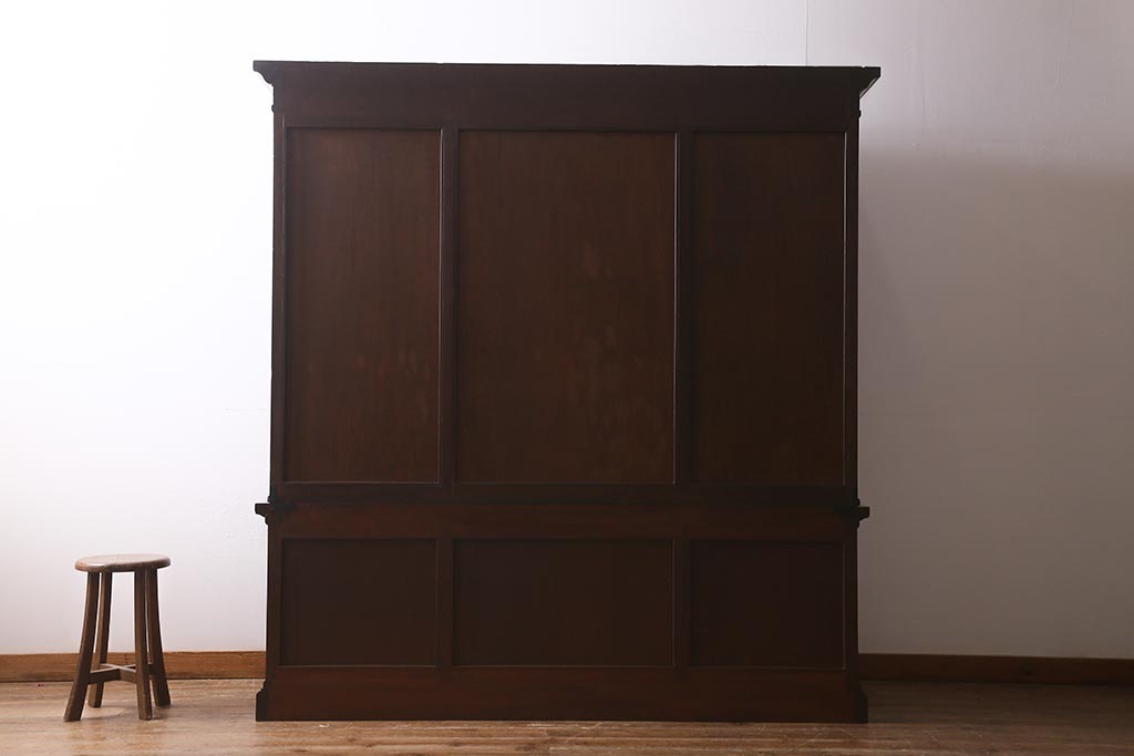 ヴィンテージ家具 フランスビンテージ マホガニー材 色付きガラス エレガントな佇まいが魅力のカップボード(食器棚、キャビネット、収納棚、戸棚)(R-040238)