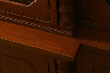 ヴィンテージ家具　フランスビンテージ　マホガニー材　色付きガラス　エレガントな佇まいが魅力のカップボード(食器棚、キャビネット、収納棚、戸棚)(R-040238)