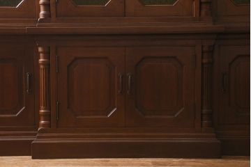 ヴィンテージ家具　フランスビンテージ　マホガニー材　色付きガラス　エレガントな佇まいが魅力のカップボード(食器棚、キャビネット、収納棚、戸棚)(R-040238)