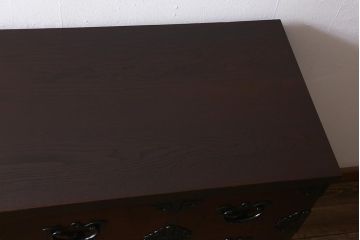 中古　伝統民芸家具　岩谷堂箪笥　天板リメイク・栗材　かくし付き　金具の意匠が上品な整理箪笥(引き出し、チェスト、衣装箪笥)(R-040240)