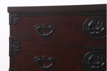 中古　伝統民芸家具　岩谷堂箪笥　天板リメイク・栗材　かくし付き　金具の意匠が上品な整理箪笥(引き出し、チェスト、衣装箪笥)(R-040240)