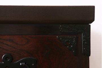 中古　伝統民芸家具　岩谷堂箪笥　天板リメイク・栗材　かくし付き　金具の意匠が上品な整理箪笥(引き出し、チェスト、衣装箪笥)(R-040240)