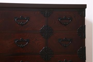 中古　伝統民芸家具　岩谷堂箪笥　天板リメイク・栗材　かくし付き　金具の意匠が上品な整理箪笥(引き出し、チェスト、衣装箪笥)(R-040240)