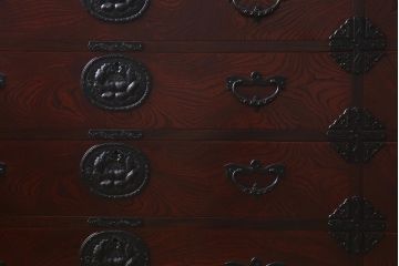 中古　伝統民芸家具　岩谷堂箪笥　天板リメイク・栗材　かくし付き　金具の意匠が上品な整理箪笥(引き出し、チェスト、衣装箪笥)(R-040240)