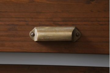 ラフジュ工房オリジナル　古材リメイク　ペイント家具　引き出し付き　パタパタ扉のおしゃれな脚付き下駄箱(収納棚)(R-040241)