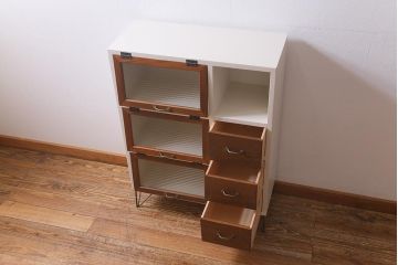 ラフジュ工房オリジナル　古材使用　リメイク家具　モールガラス　パタパタ扉　ペイントカラーがレトロなキャビネット(収納棚、リビングボード)(R-040242)