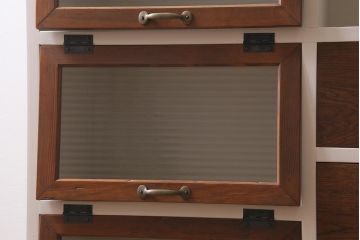 ラフジュ工房オリジナル　古材使用　リメイク家具　モールガラス　パタパタ扉　ペイントカラーがレトロなキャビネット(収納棚、リビングボード)(R-040242)