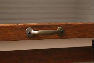 ラフジュ工房オリジナル　古材使用　リメイク家具　モールガラス　パタパタ扉　ペイントカラーがレトロなキャビネット(収納棚、リビングボード)(R-040242)