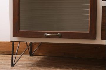 ラフジュ工房オリジナル　古材使用　リメイク家具　モールガラス　パタパタ扉　ペイントカラーがレトロなキャビネット(収納棚、リビングボード)(R-040242)