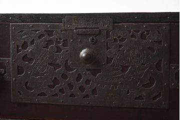 アンティーク家具　和製アンティーク　明治期　細かな透かし金具が目を引く佐渡箪笥(八幡箪笥、衣装箪笥、引き出し、チェスト)(R-040248)