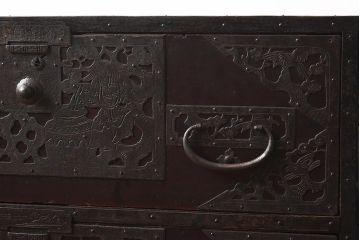 アンティーク家具　和製アンティーク　明治期　細かな透かし金具が目を引く佐渡箪笥(八幡箪笥、衣装箪笥、引き出し、チェスト)(R-040248)