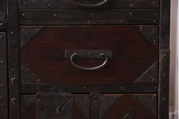 アンティーク家具　和製アンティーク　明治期　細かな透かし金具が目を引く佐渡箪笥(八幡箪笥、衣装箪笥、引き出し、チェスト)(R-040248)