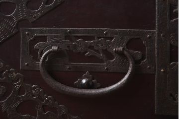 アンティーク家具　和製アンティーク　明治期　細かな透かし金具が目を引く佐渡箪笥(八幡箪笥、衣装箪笥、引き出し、チェスト)(R-040248)