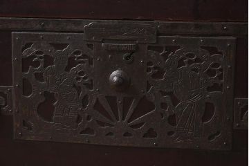 アンティーク家具　和製アンティーク　明治期　細かな透かし金具が目を引く佐渡箪笥(八幡箪笥、衣装箪笥、引き出し、チェスト)(R-040248)