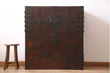 アンティーク家具　江戸明治期　総桐材　観音開き戸　十字金具が迫力のある上手物の重ね箪笥(観音箪笥、衣装箪笥、時代箪笥、桐箪笥、桐たんす)(R-040249)
