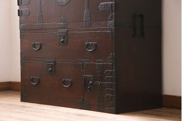 アンティーク家具　江戸明治期　総桐材　観音開き戸　十字金具が迫力のある上手物の重ね箪笥(観音箪笥、衣装箪笥、時代箪笥、桐箪笥、桐たんす)(R-040249)