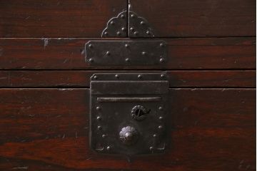 アンティーク家具　江戸明治期　総桐材　観音開き戸　十字金具が迫力のある上手物の重ね箪笥(観音箪笥、衣装箪笥、時代箪笥、桐箪笥、桐たんす)(R-040249)