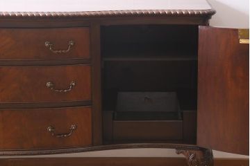 アンティーク家具　イギリスアンティーク　マホガニー材　高級感漂うエレガントな佇まいのサイドボード(収納棚)(R-040252)