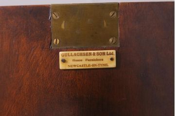 アンティーク家具　イギリスアンティーク　マホガニー材　高級感漂うエレガントな佇まいのサイドボード(収納棚)(R-040252)