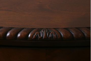 アンティーク家具　イギリスアンティーク　マホガニー材　高級感漂うエレガントな佇まいのサイドボード(収納棚)(R-040252)