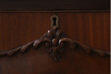 アンティーク家具　イギリスアンティーク　マホガニー材　高級感漂うエレガントな佇まいのサイドボード(収納棚)(R-040252)