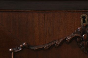 アンティーク家具　イギリスアンティーク　マホガニー材　高級感漂うエレガントな佇まいのサイドボード(収納棚)(R-040252)