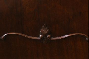 アンティーク家具　イギリスアンティーク　マホガニー材　高級感漂うエレガントな佇まいのサイドボード(収納棚)(R-040252)