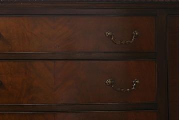 アンティーク家具　イギリスアンティーク　マホガニー材　高級感漂うエレガントな佇まいのサイドボード(収納棚)(R-040252)