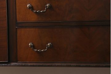 アンティーク家具　イギリスアンティーク　マホガニー材　高級感漂うエレガントな佇まいのサイドボード(収納棚)(R-040252)