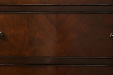 アンティーク家具　イギリスアンティーク　マホガニー材　高級感漂うエレガントな佇まいのサイドボード(収納棚)(R-040252)