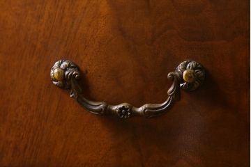 アンティーク家具　イギリスアンティーク　マホガニー材　高級感漂うエレガントな佇まいのサイドボード(収納棚)(R-040252)