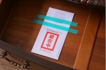 アンティーク家具　イギリスアンティーク　マホガニー材　高級感漂うエレガントな佇まいのサイドボード(収納棚)(R-040252)