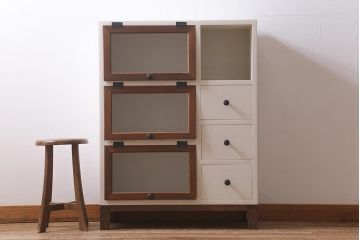 ラフジュ工房オリジナル　古材使用　リメイク家具　ペイント　バイカラーがレトロなパタパタ扉のキャビネット(収納棚、リビングボード)(R-040255)