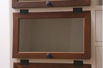 ラフジュ工房オリジナル　古材使用　リメイク家具　ペイント　バイカラーがレトロなパタパタ扉のキャビネット(収納棚、リビングボード)(R-040255)