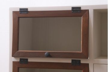 ラフジュ工房オリジナル　古材使用　リメイク家具　ペイント　バイカラーがレトロなパタパタ扉のキャビネット(収納棚、リビングボード)(R-040255)